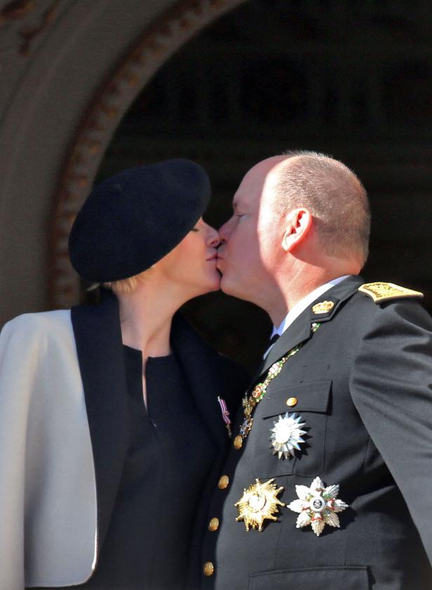 Fürst Albert II. von Monaco küsst seine Frau Charlène.