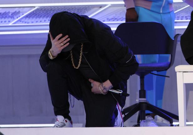 Kniefall beim Superbowl: Eminem sorgt bei Halftime-Show für Wirbel