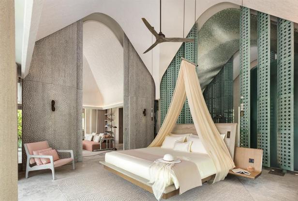 Ein luxuriöses Schlafzimmer mit Himmelbett und Blick auf einen Wohnbereich.