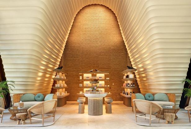 Innenansicht eines luxuriösen Spas mit gewölbter Decke und natürlichen Materialien.