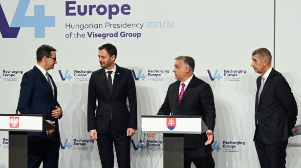 Die Premierminister von Polen, der Slowakei, Ungarn und Tschechien stehen vor einem Hintergrund der Visegrád-Gruppe.