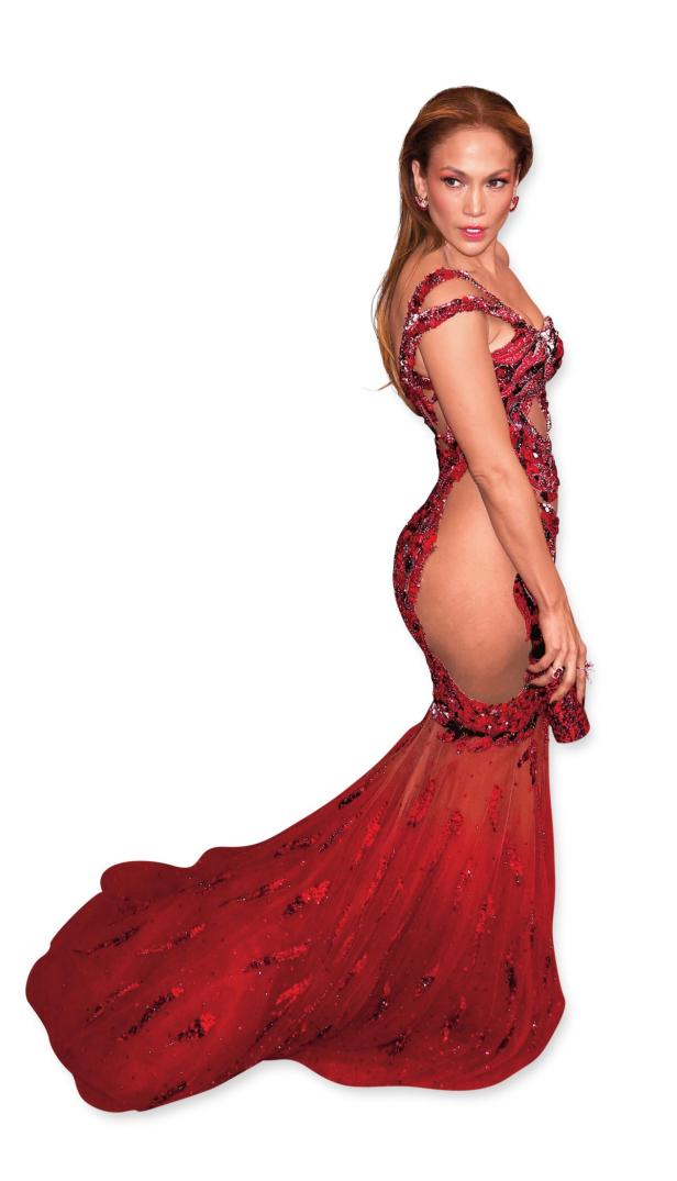Jennifer Lopez trägt ein aufwendiges, rotes Kleid mit transparenten Einsätzen.