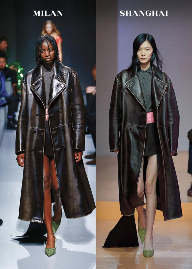 Zwei Models präsentieren auf dem Laufsteg in Mailand und Shanghai lange Ledermäntel.