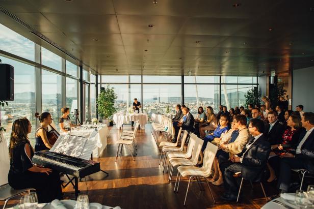 Ein Streichquartett spielt vor Publikum in einem Raum mit Panoramafenstern.