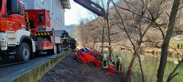 Lilienfeld: Auto ist in die Traisen gestürzt