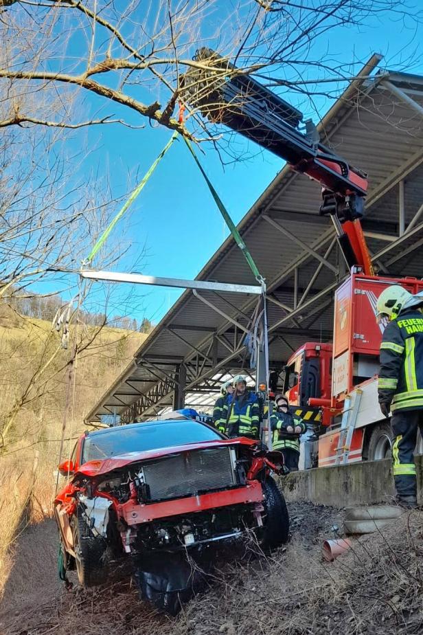 Lilienfeld: Auto ist in die Traisen gestürzt