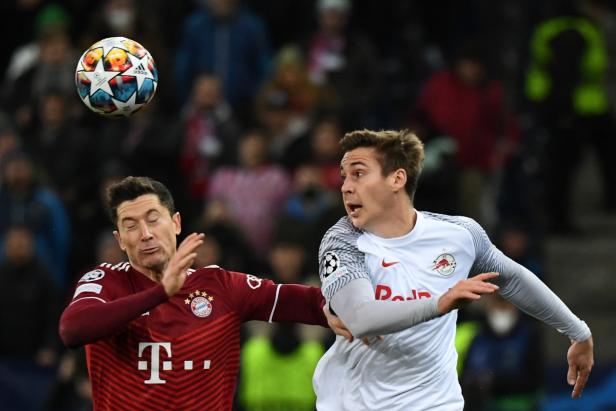Robert Lewandowski im Zweikampf mit einem Spieler von RB Salzburg.