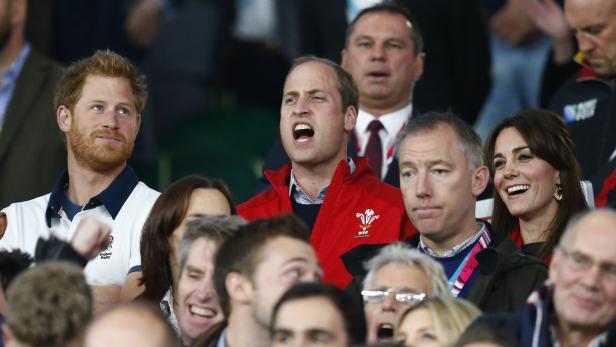 Prinz Harry, Prinz William und Prinzessin Kate schauen ein Rugby-Spiel im Publikum.