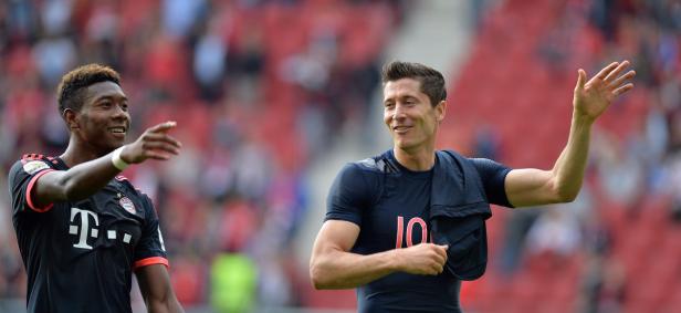 David Alaba und Robert Lewandowski winken dem Publikum zu.