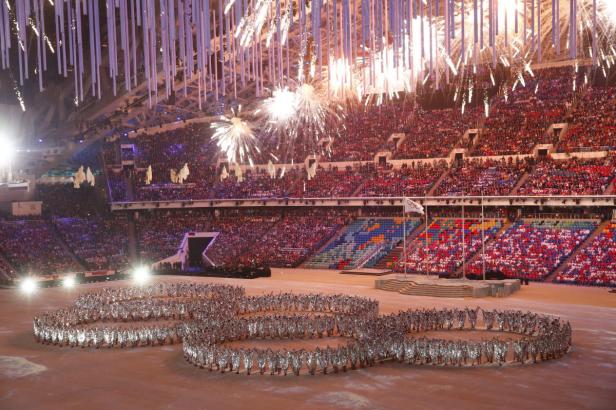 Eine große Menschenmenge feiert mit Feuerwerk in einem Stadion.