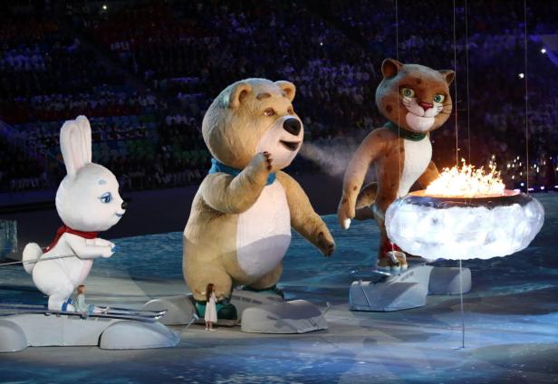 Die Maskottchen der Olympischen Winterspiele in Sotschi 2014 auf der Bühne.