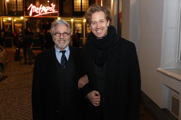 Zwei Männer posieren vor dem erleuchteten Metropolis Kino.