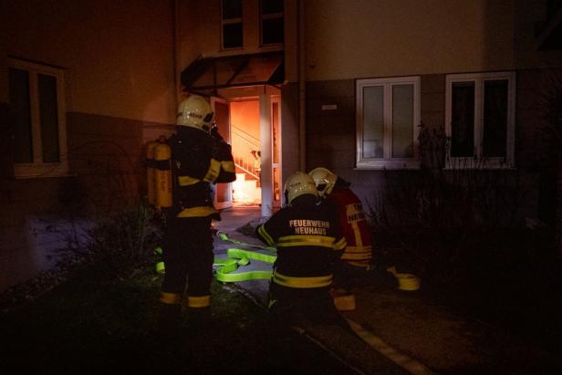 NÖ: Mehrere Personen bei Brand in Wohnungen eingeschlossen