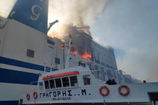Passagier nach Brand auf Mittelmeer-Fähre gerettet