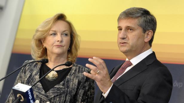 Kalmierend: Die SPÖ-Spitze (im Bild: Minister Darabos, Bundeskanzler Faymann und Landeshauptmann Niessl) gab sich versöhnlich Richtung ÖVP. Kalmierend: Die SPÖ-Spitze (im Bild: Minister Darabos, Bundeskanzler Faymann und Landeshauptmann Niessl) gab sich versöhnlich Richtung ÖVP.