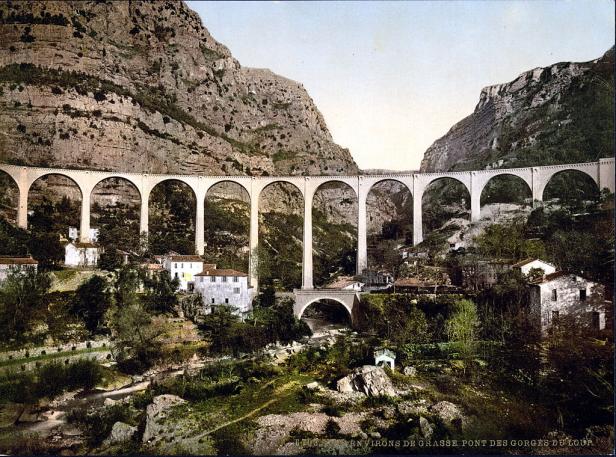 Ein Viadukt überspannt eine Schlucht in der Nähe von Grasse.