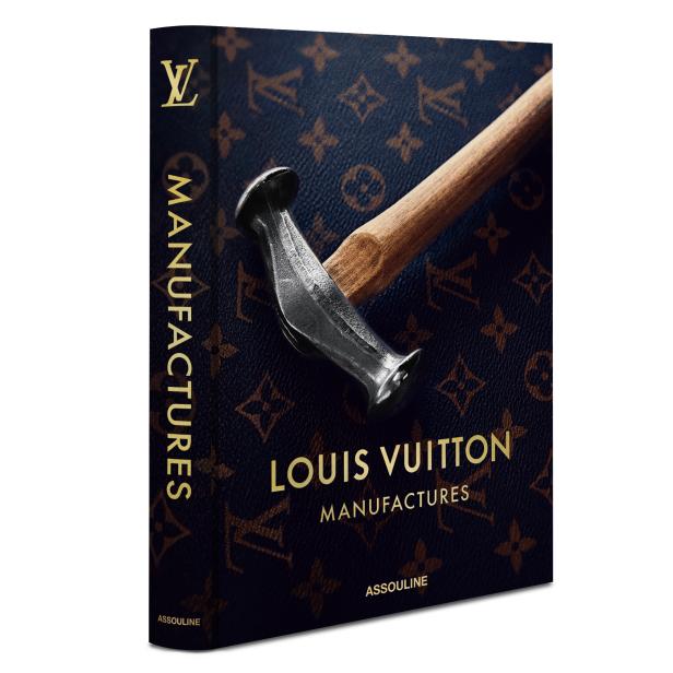 Das Buch „Louis Vuitton Manufactures“ mit einem Hammer auf dem Cover.