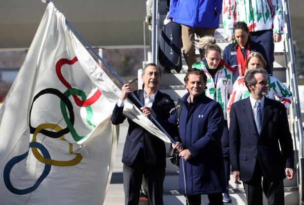 Cortina mayor returns from Beijing with Olympic flag