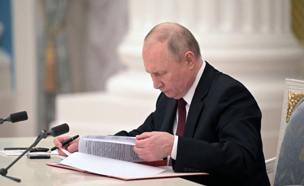 Machtdemonstration: Putins Unterschrift vor laufender Kamera