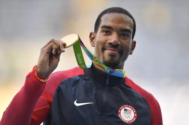 Ein US-amerikanischer Athlet hält stolz seine Goldmedaille der Olympischen Spiele Rio 2016 hoch.