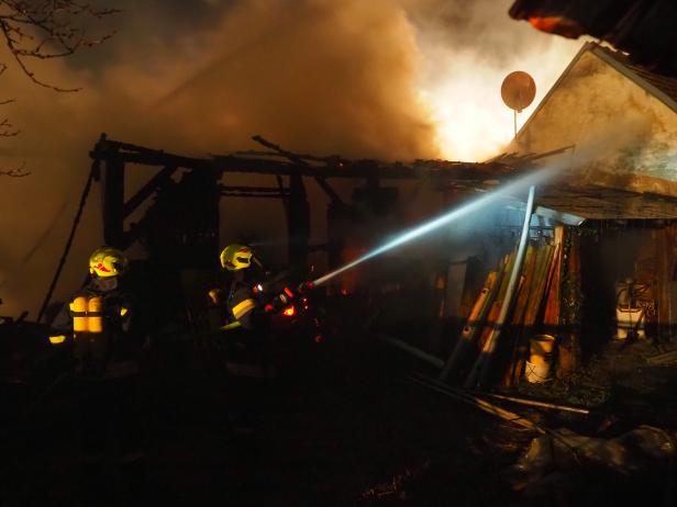 Gerätescheune stand in Grafenwörth in Flammen