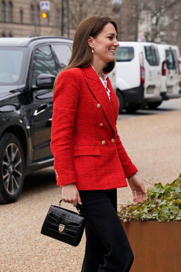 Erste Solo-Auslandsreise seit Jahren: Herzogin Kate glänzt als Lady in Red