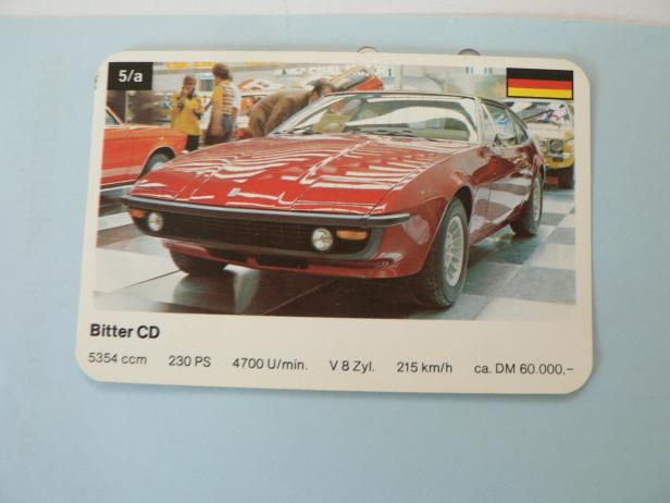 Ein roter Bitter CD Sportwagen auf einer Karte mit technischen Daten.