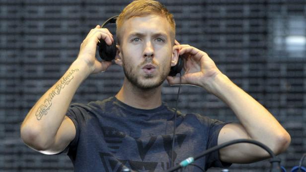 Calvin Harris legt Kopfhörer an.