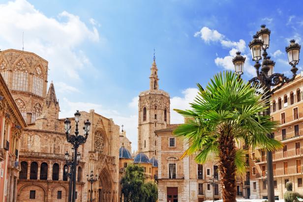 Blick auf die Kathedrale von Valencia und den Glockenturm Micalet bei blauem Himmel.