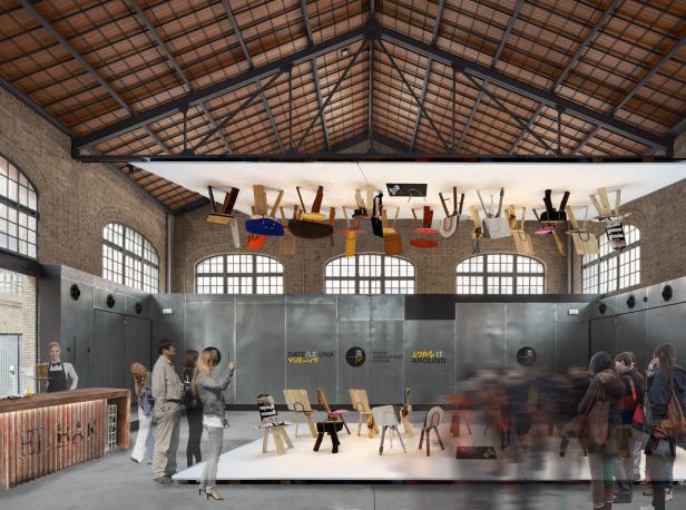 Eine Installation mit Stühlen, die von der Decke hängen, und Besuchern in einer Ausstellungshalle.