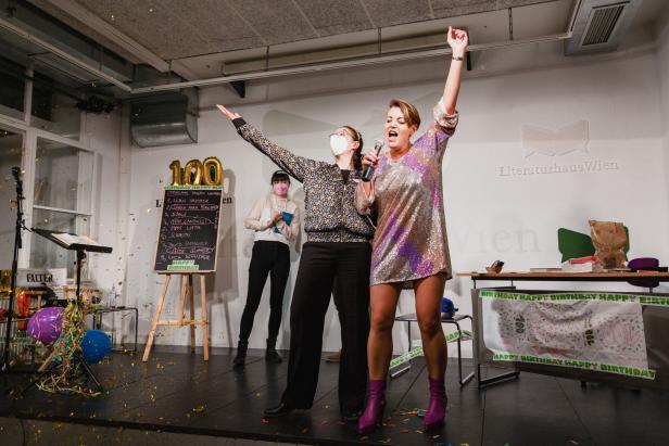 Zwei Frauen feiern auf einer Bühne im Literaturhaus Wien ein „100 Happy Birthday“-Event.