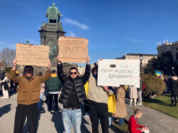 Demonstrationen in Wien gegen den Krieg: "Stoppt Putin!"