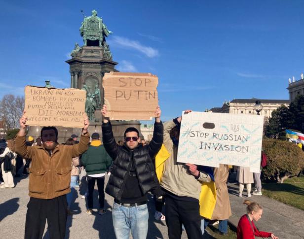 Ukrainer in Wien demonstrierten: Tränen, Liebeslieder und Kampfansagen