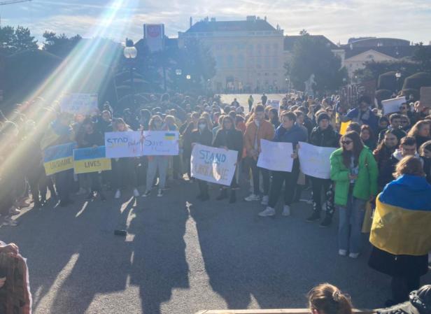 Demonstrationen in Wien gegen den Krieg: "Stoppt Putin!"