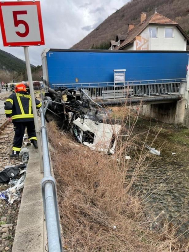 Güterzug gegen Lkw in NÖ: Fahrerkabine stürzte in die Piesting