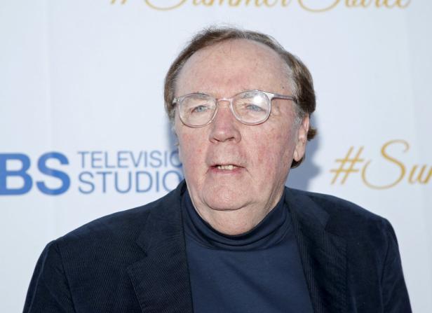 James Patterson trägt eine dunkle Jacke und eine Brille.