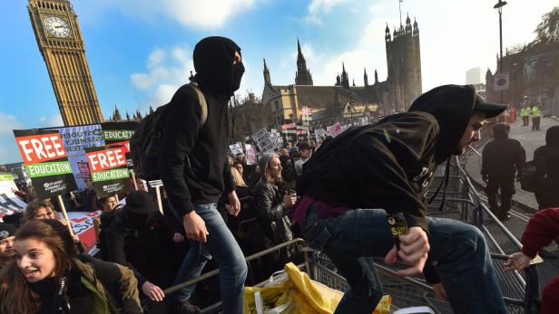 Demonstranten mit Schildern fordern freie Bildung vor dem House of Parliament in London.