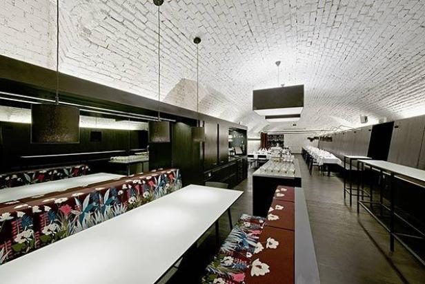 Innenansicht des Gmoakellers mit Gewölbedecke und floral gemusterten Sitzbänken.