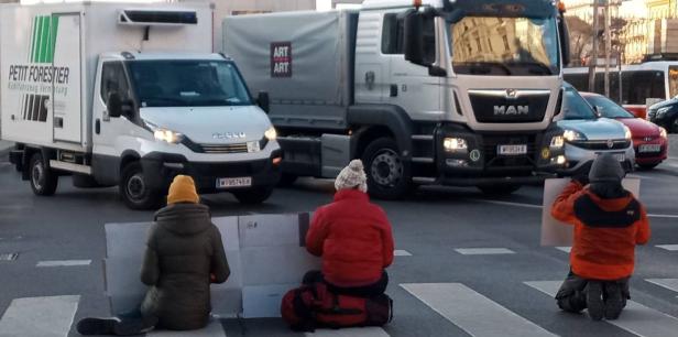 Wiener Schwarzenbergplatz und Operngasse von Aktivisten blockiert