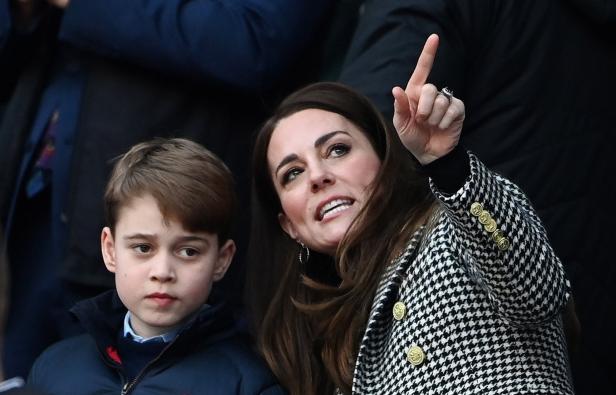 Keine Manieren? Gelangweilter Prinz George bei Rugby-Spiel mit William und Kate