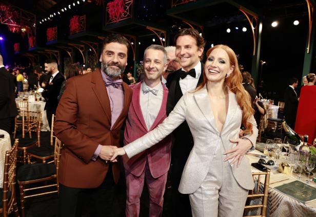 Glattgebügelt bei den SAG-Awards: Bradley Coopers Gesicht gibt Rätsel auf