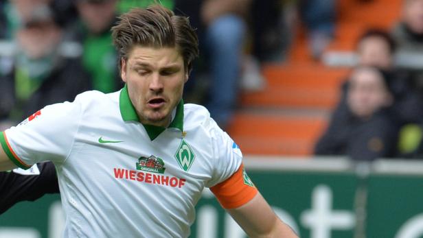 Ein Fußballspieler von Werder Bremen während eines Spiels.