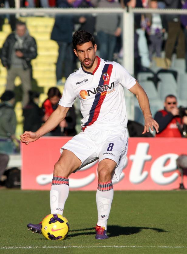 Ein Fußballspieler in weißem Trikot mit der Nummer 8 am Ball.