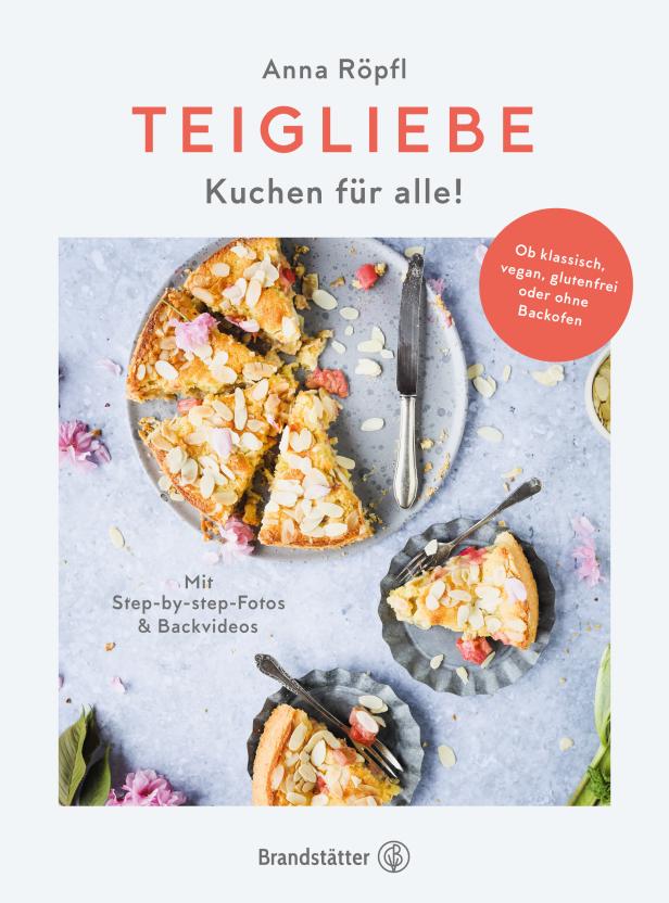 Das Cover des Buches „Teigliebe“ von Anna Röpfl zeigt einen Rhabarberkuchen mit Mandeln.