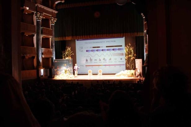 Ein Mann hält einen Vortrag über das elektromagnetische Spektrum vor einem Publikum.