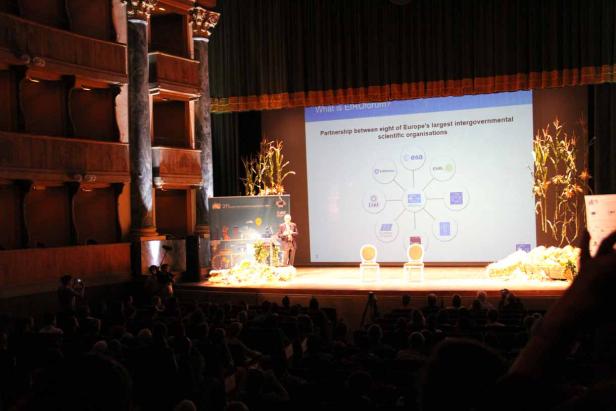 Ein Mann hält eine Präsentation über EIROforum vor Publikum.