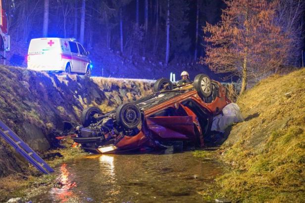 Alkolenker landete nach Unfall im eiskalten Zöbernbach