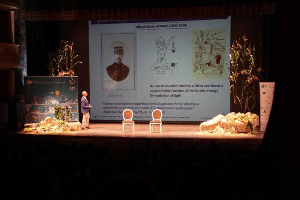 Ein Mann hält einen Vortrag über Alfred-Marie Liénard auf einer Bühne.