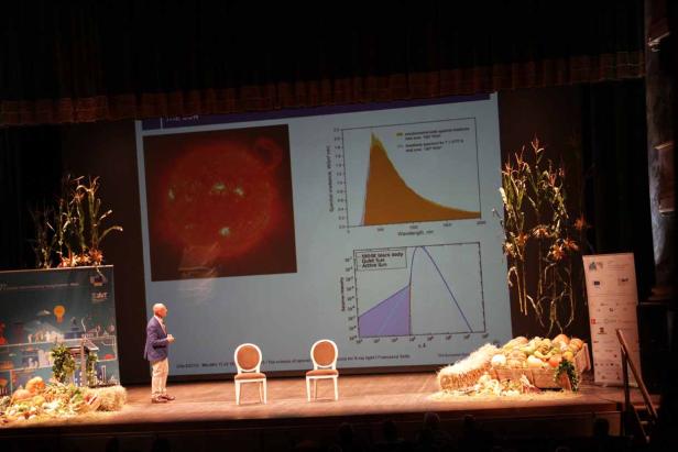 Ein Mann hält eine Präsentation über die Sonne vor Publikum.