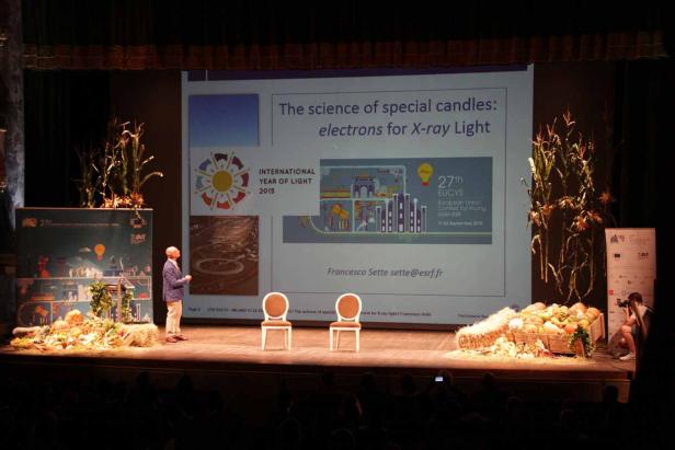 Ein Mann hält eine Präsentation über „The Science of Special Candles“ auf einer Bühne.
